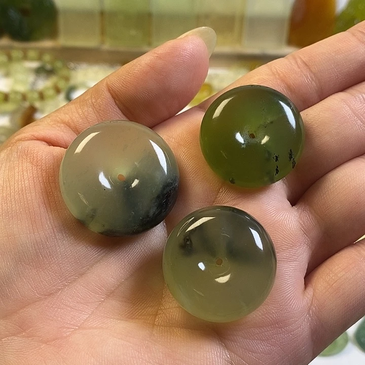 五***品蛇纹石玉未镶嵌颈饰