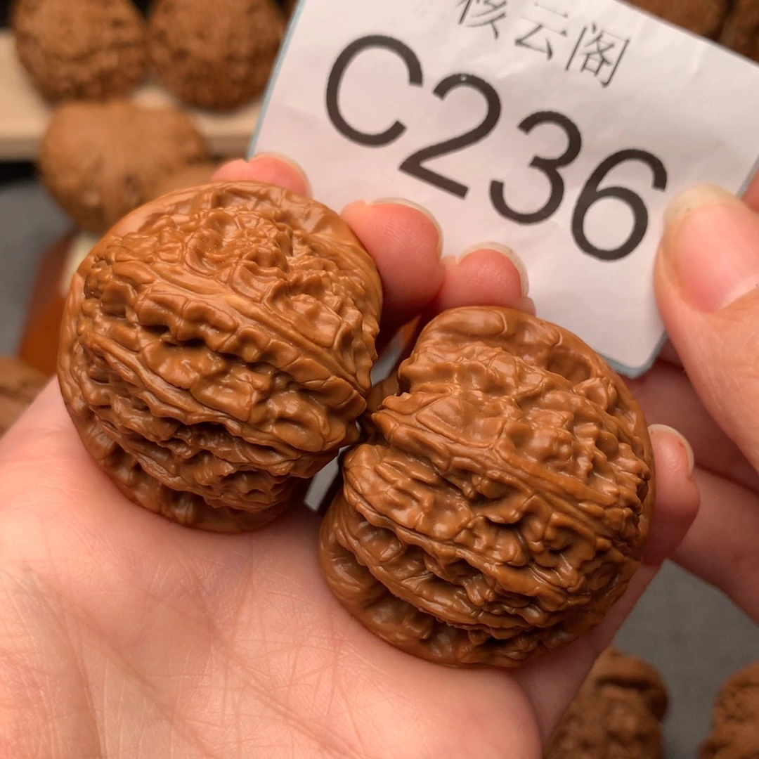 文玩核桃把件人****。40白狮子