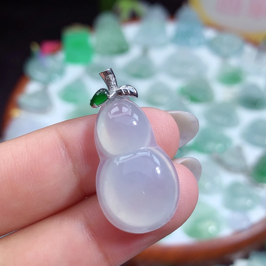 翡翠未镶嵌颈饰葫芦