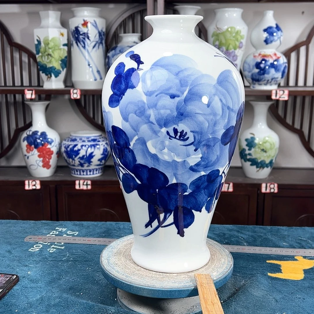 摆件景德镇陶瓷梅青牡