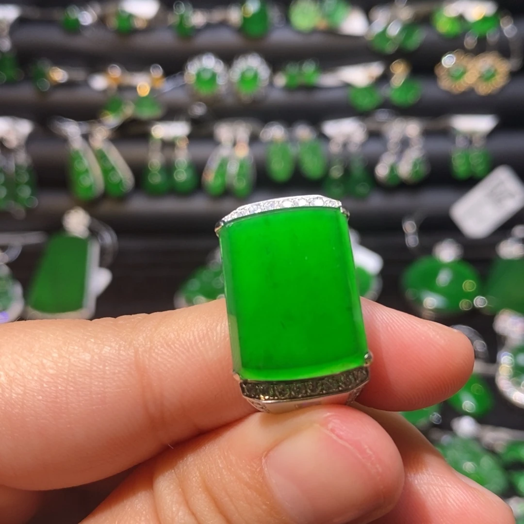 翡翠戒指18K金镶嵌天然翡翠