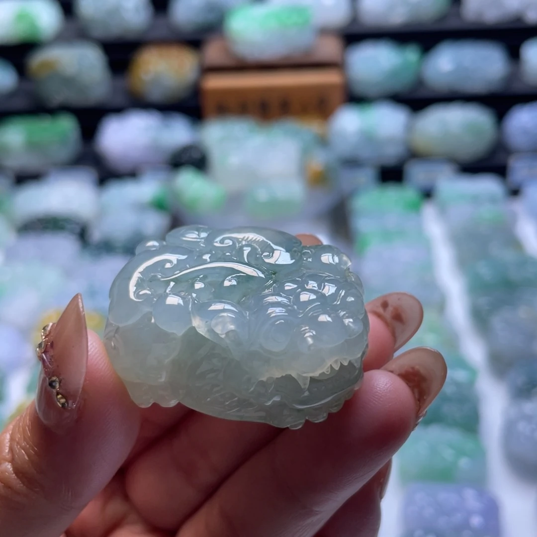 翡翠未镶嵌颈饰貔貅