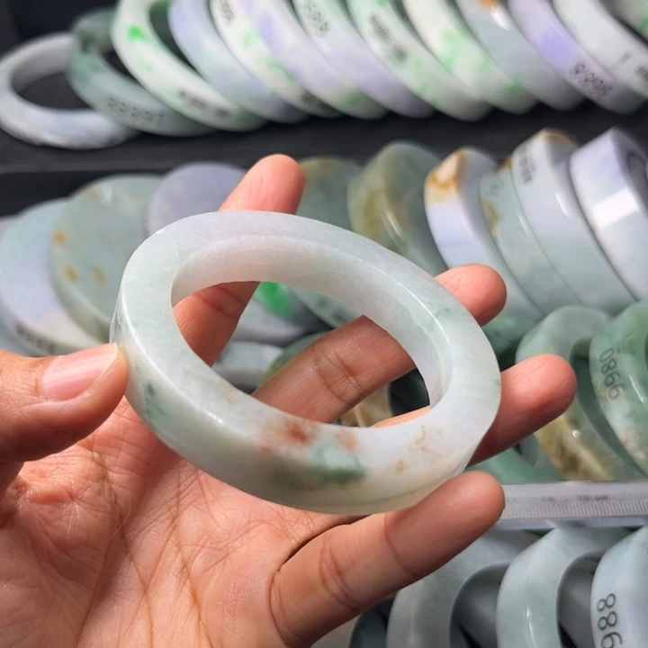 定制翡翠未镶嵌翡翠手镯