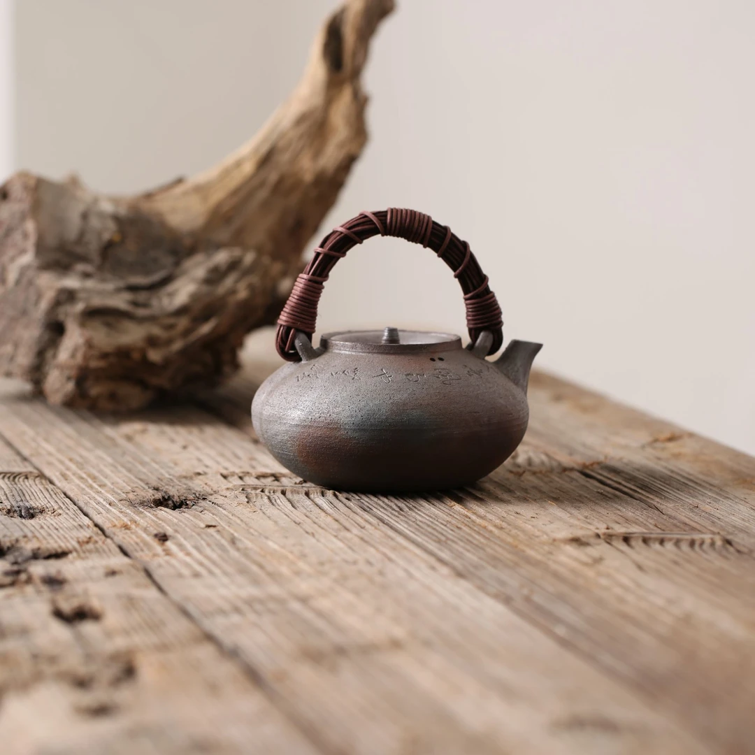 柴烧全手紫金陶潮州砂铫煮水功夫茶藤编提梁壶750cc虚扁