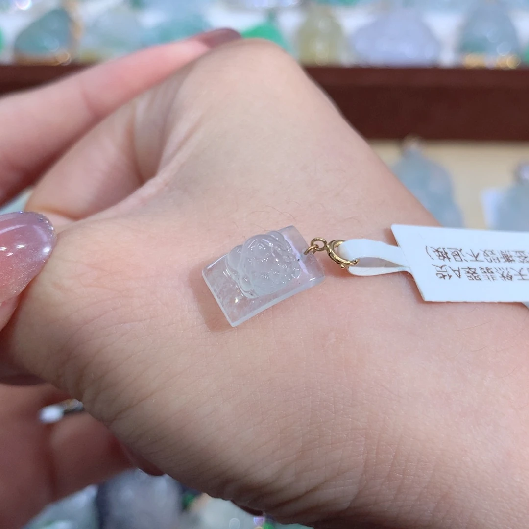 吊坠(不含链)18K金镶嵌翡翠小****?貔貅牌