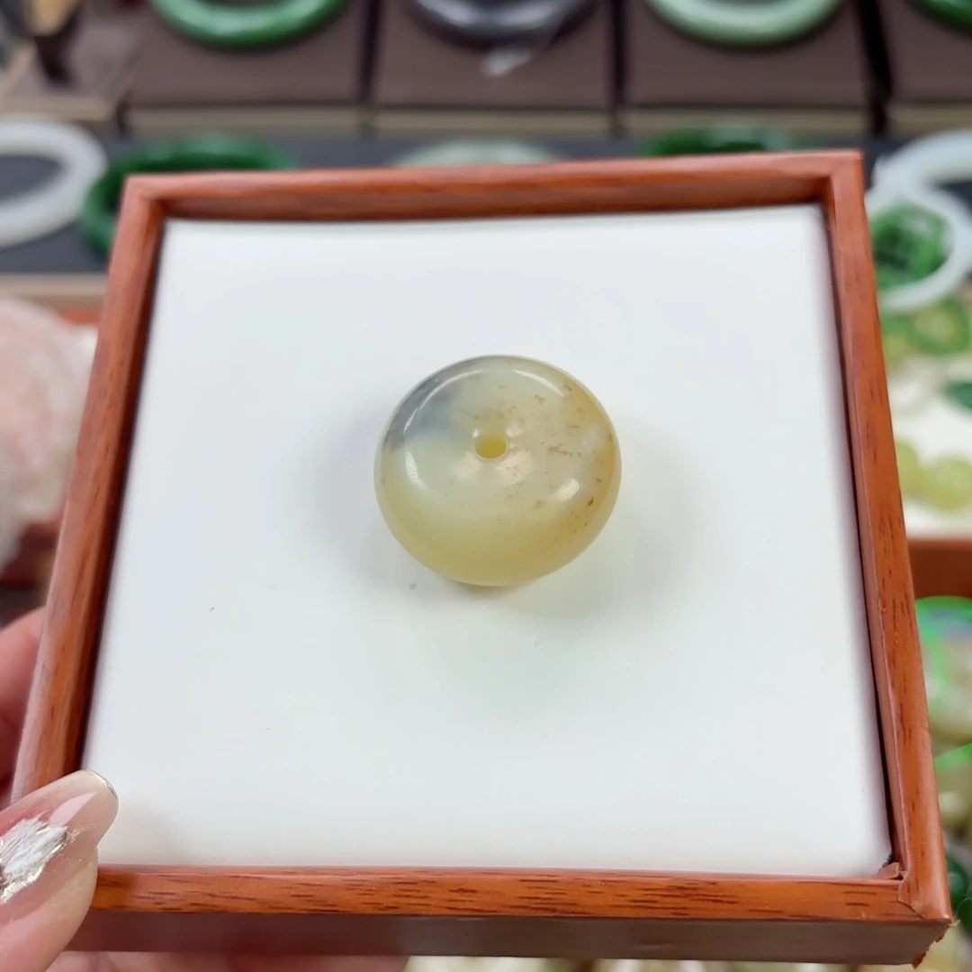 和田玉吊坠有瑕未镶嵌