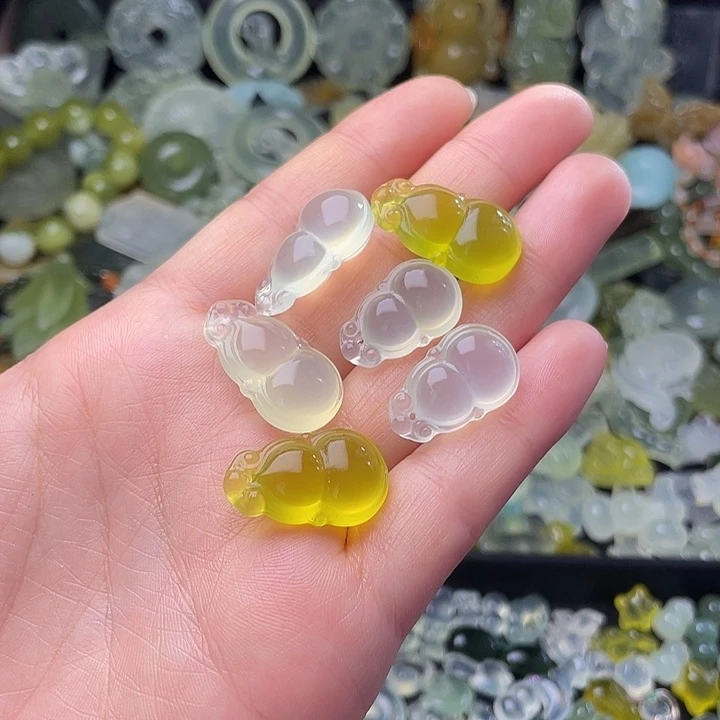 蛇纹石玉合金颈饰葫芦一个价