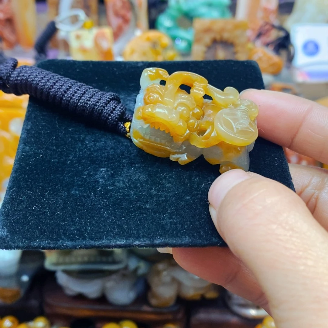 未镶嵌石英质玉（黄龙玉）颈饰