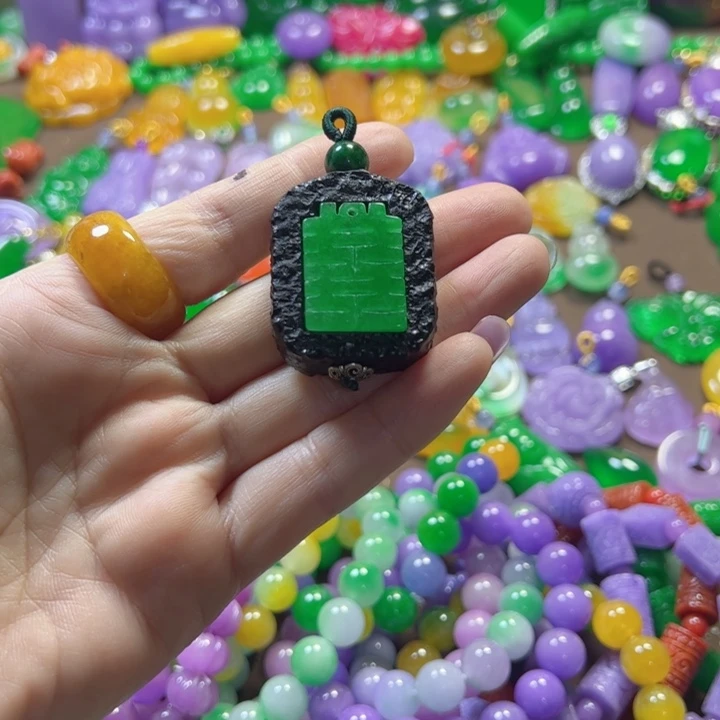 翡翠未镶嵌颈饰吊坠