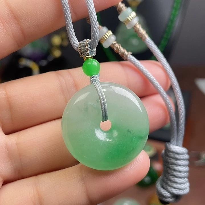 翡翠未镶嵌吊坠(赠链)