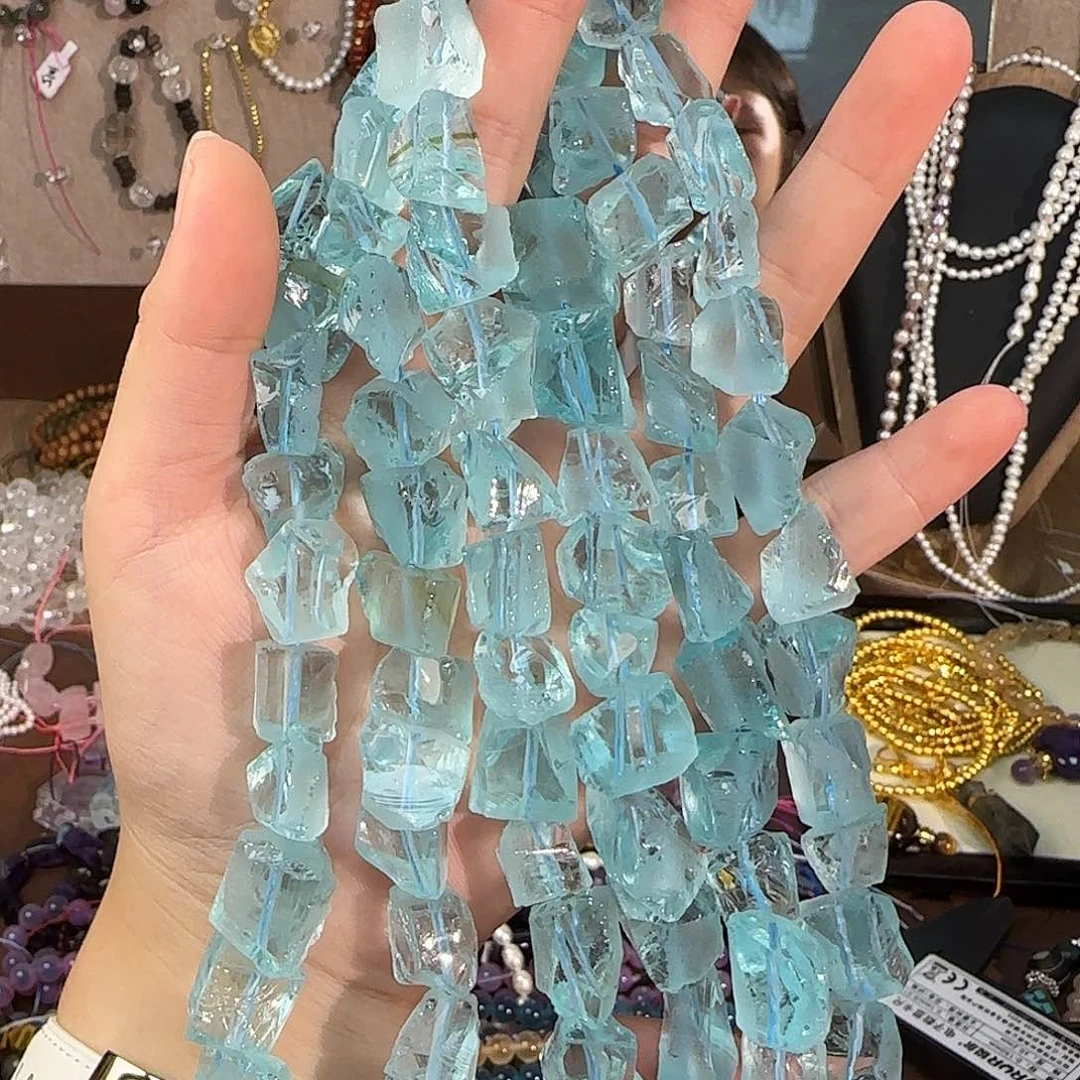 石英石非金属透蓝色原石形状