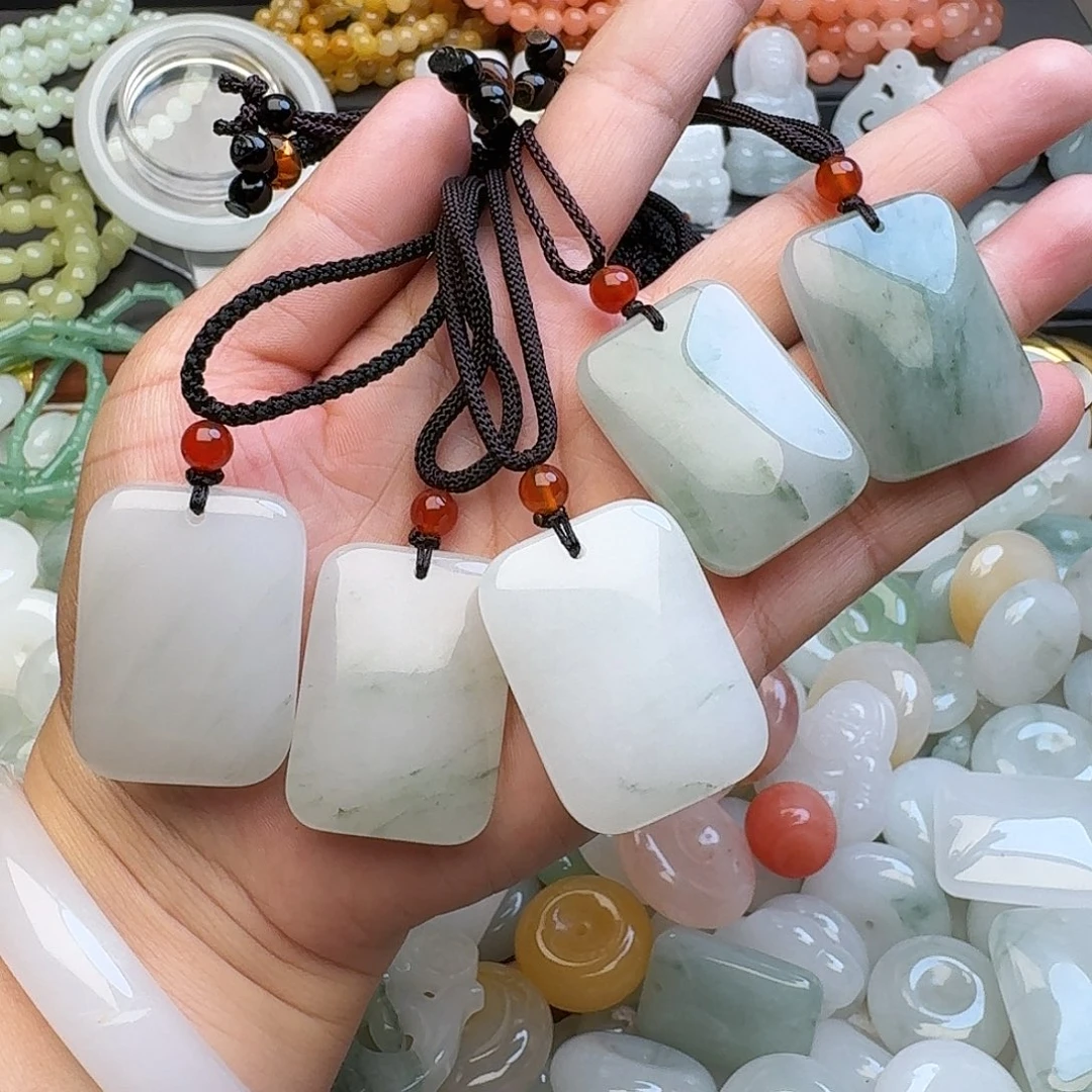 石英质玉未镶嵌颈饰36mm无事牌