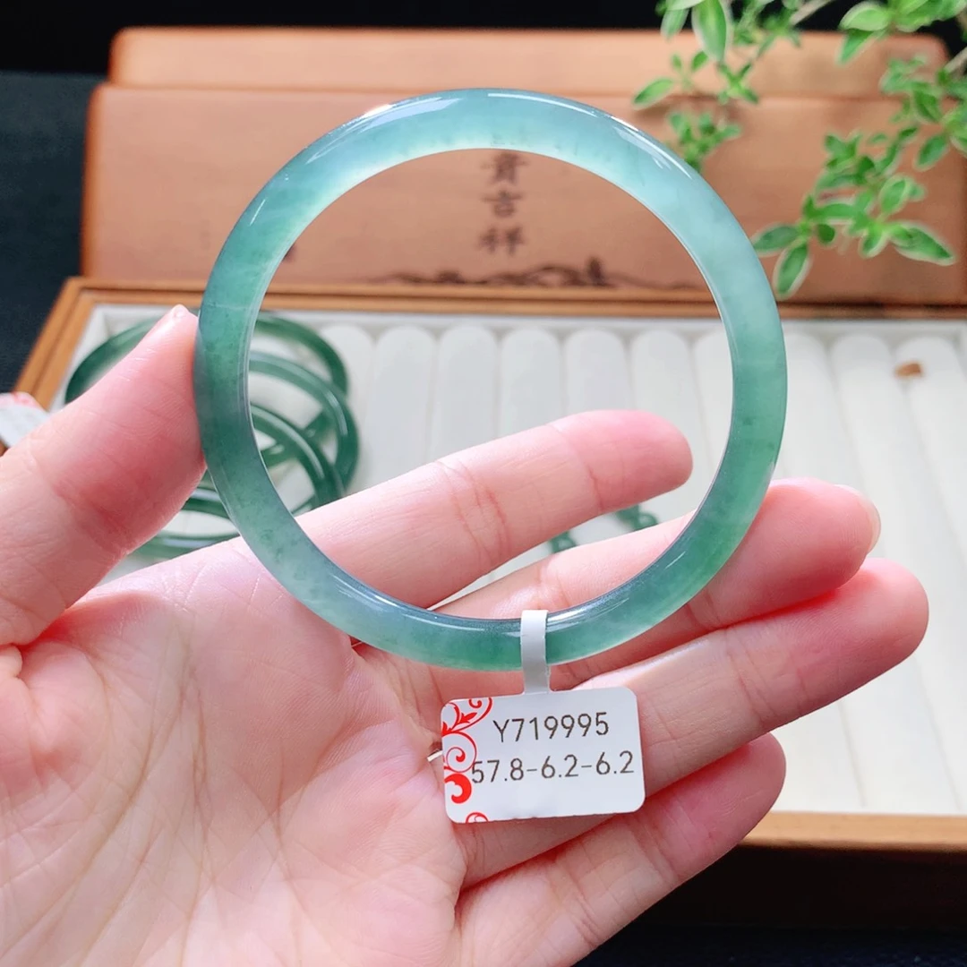 未镶嵌手镯（圆镯）翡翠