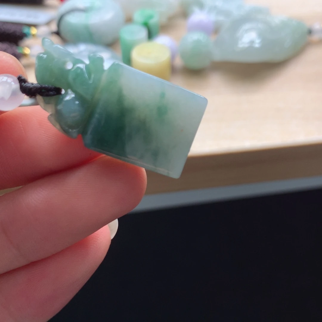颈饰未镶嵌翡翠吊坠