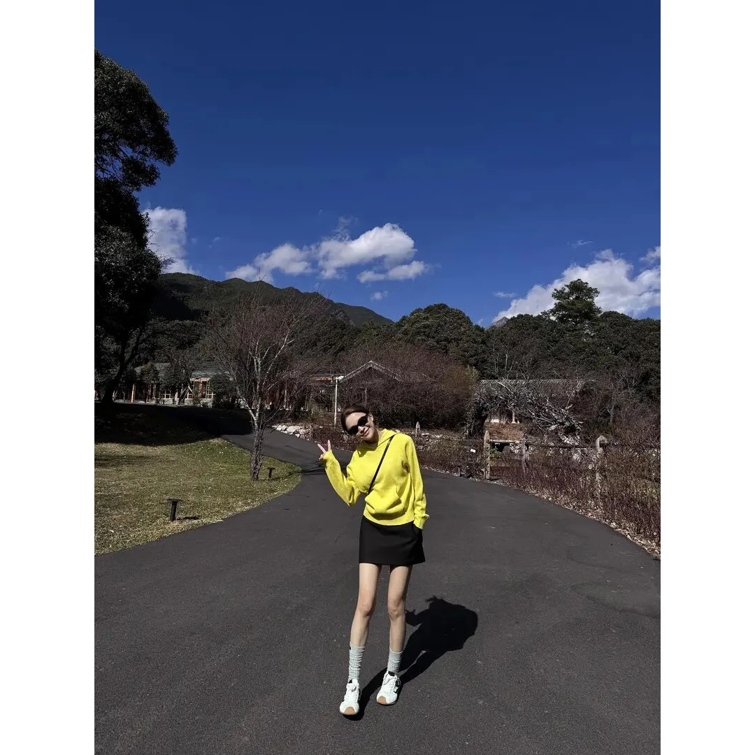 黄色简约高级感连帽卫衣女2025秋季新款洋气减龄上衣百搭半裙套装