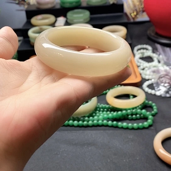 未镶嵌手镯石英质玉M*