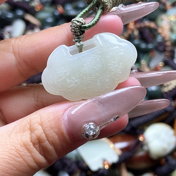 和田玉颈饰足铂镶嵌