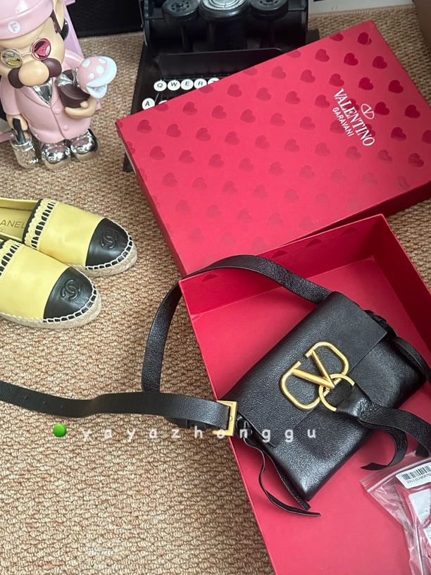 95新 Valentino/华伦天奴 牙牙 黑金腰包单肩包