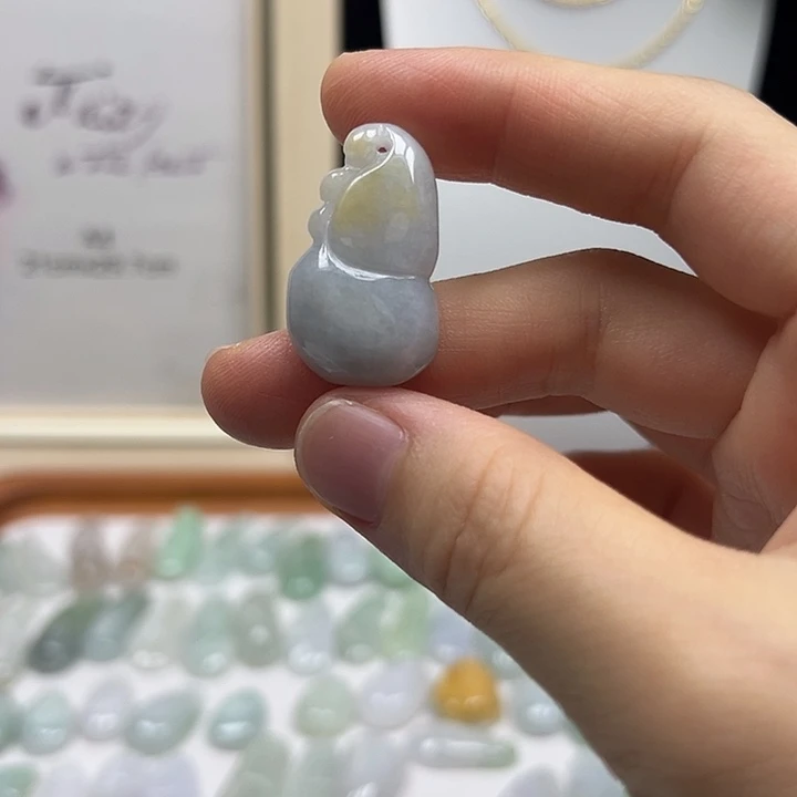 翡翠未镶嵌颈饰微微飘金福瓜吊坠