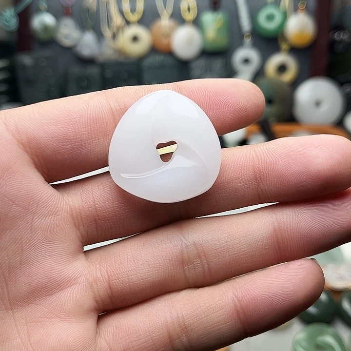 石英质玉（金丝玉）未镶嵌颈饰时来运转扣子