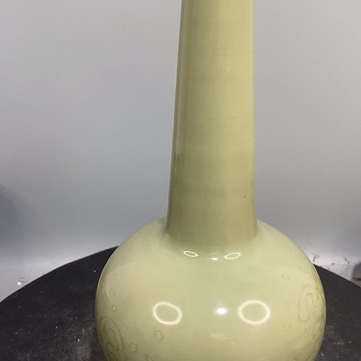 越窑长颈瓶造型美观