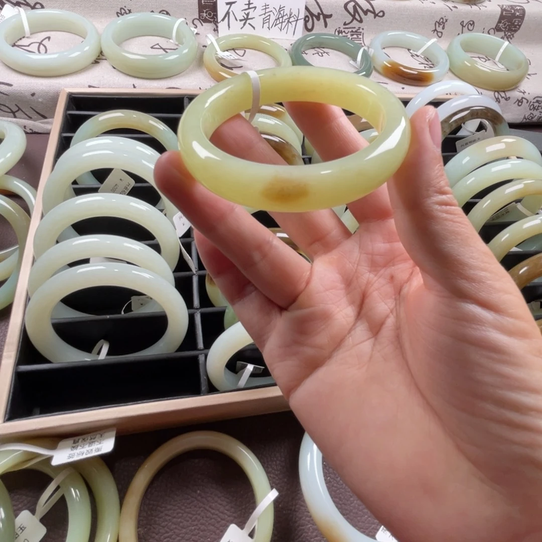 和田玉未镶嵌手镯