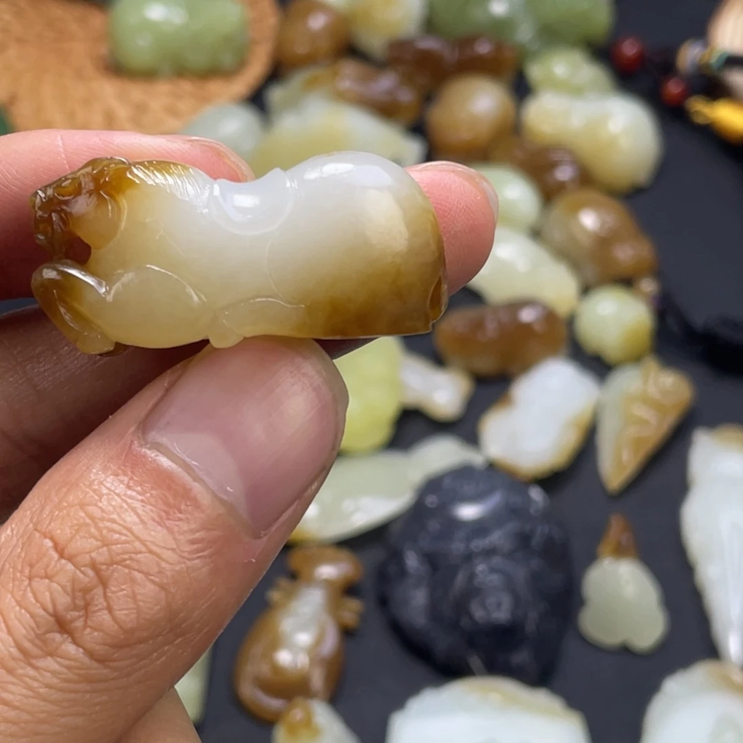 和田玉未镶嵌颈饰俄芭莎糖马