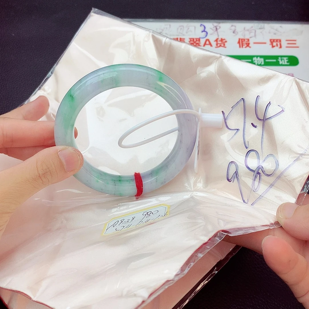 翡翠手镯未镶嵌翡翠