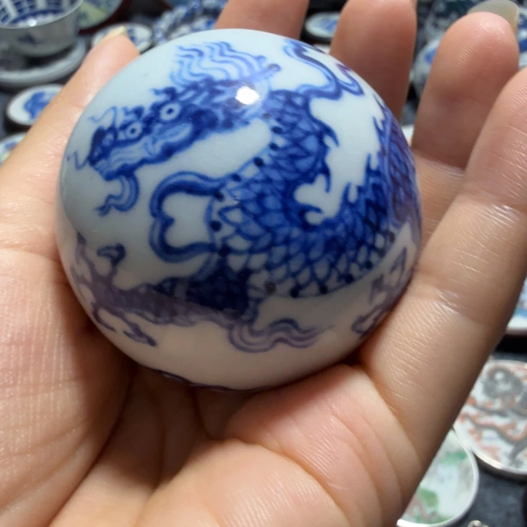 摆件青花龙珠一个