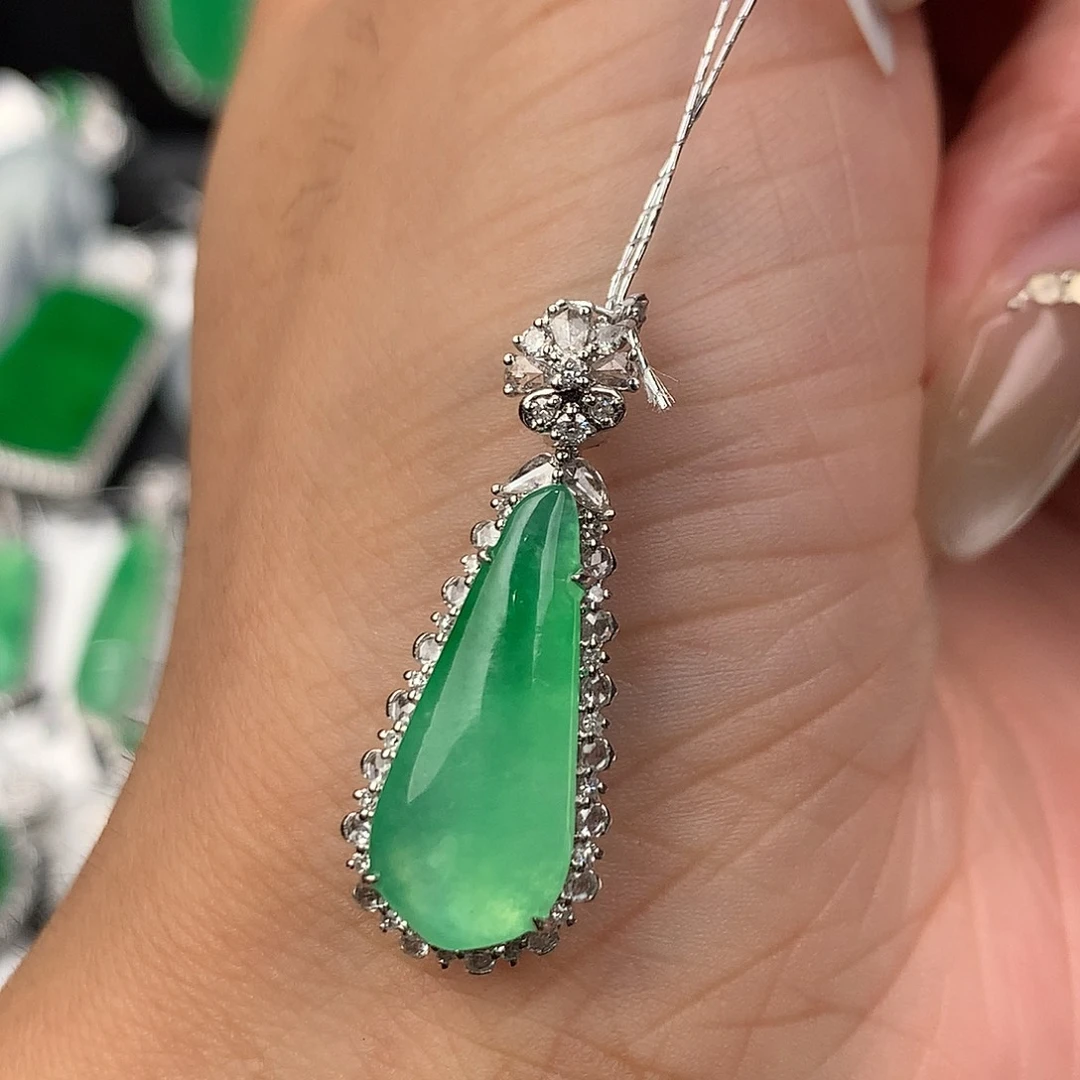 颈饰18K金镶嵌翡翠瓜