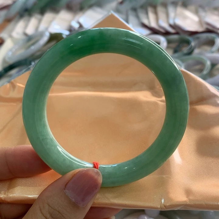 翡翠未镶嵌手镯圆条满绿55