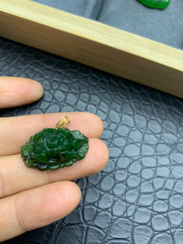 18 K金镶嵌天然和田碧玉牡丹花时尚吊坠