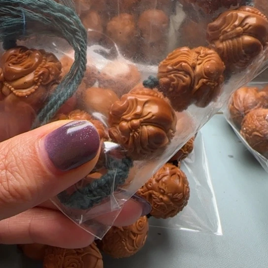 郑****橄榄核手串橄榄雕工艺的