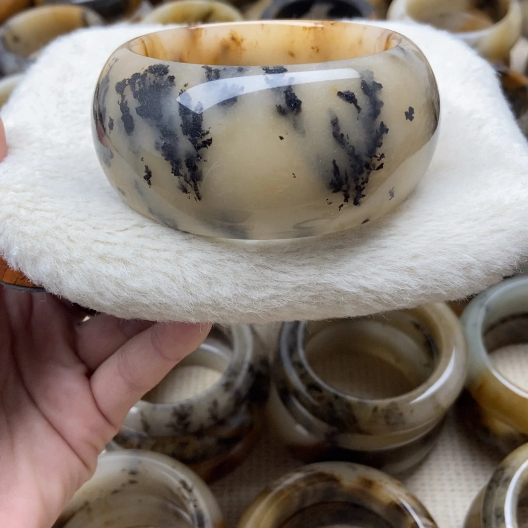 未镶嵌手镯石英质玉（非洲翠）62加口径1680米