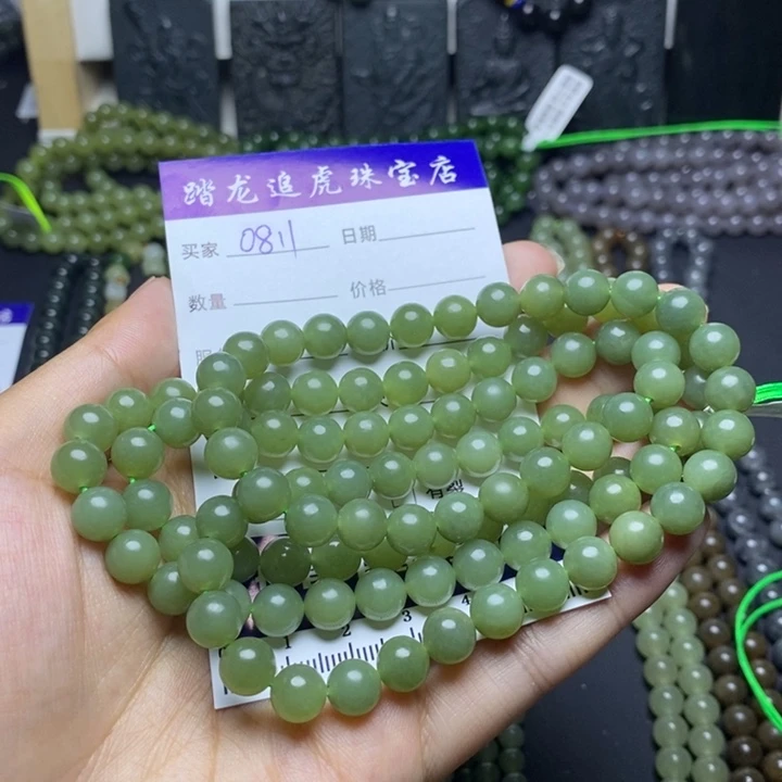 和田玉未镶嵌颈饰戈**尉