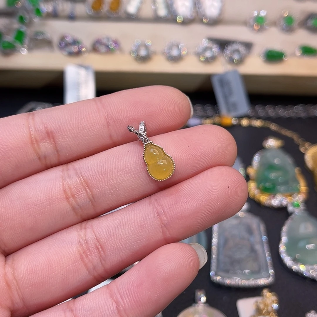 翡翠18K金镶嵌颈饰葫芦