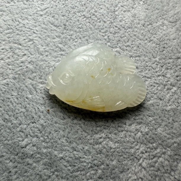 新疆和田玉白玉洒金皮纯手工雕刻双鱼精美小吊坠
