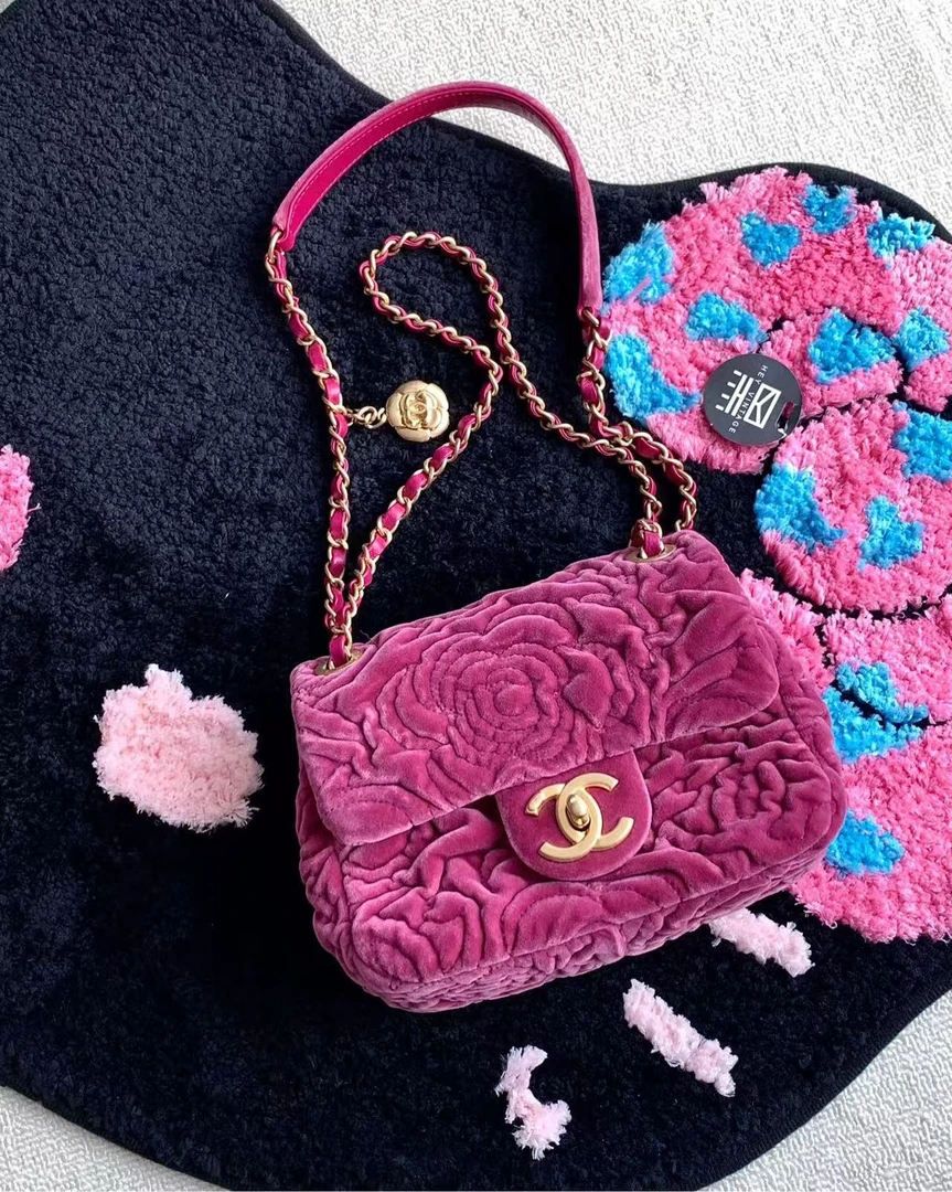 95新 Chanel/香奈儿 玫粉色金扣手工坊丝绒方胖子 17cm 16805002