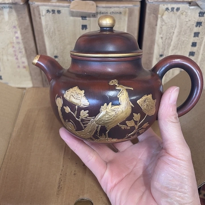 紫砂茶壶原矿泥料手工制作的一把紫砂壶。