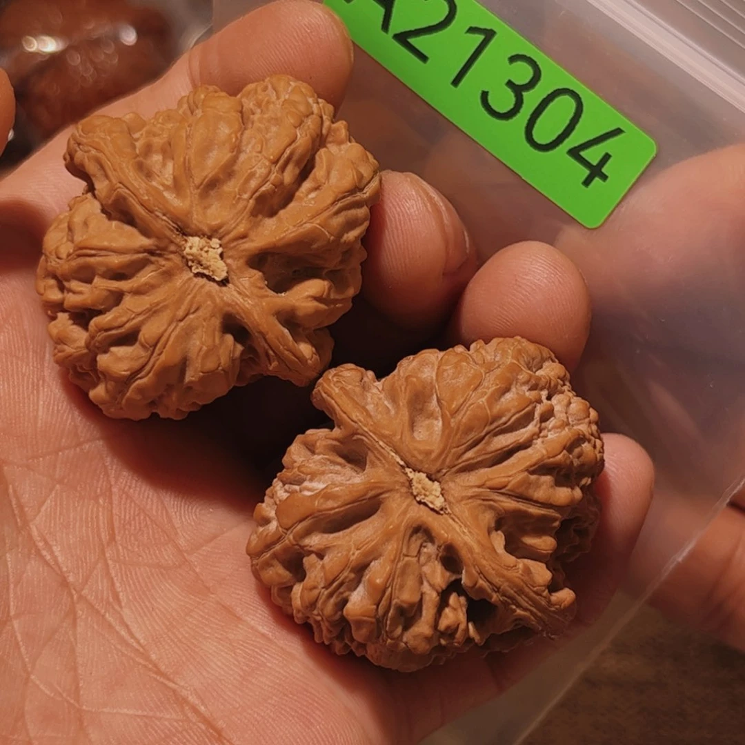 文玩核桃吊坠牡丹纹