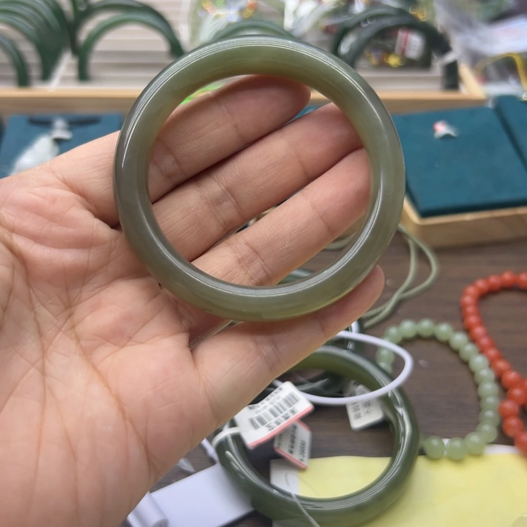 和田玉未镶嵌手镯53.2圈围668瑕