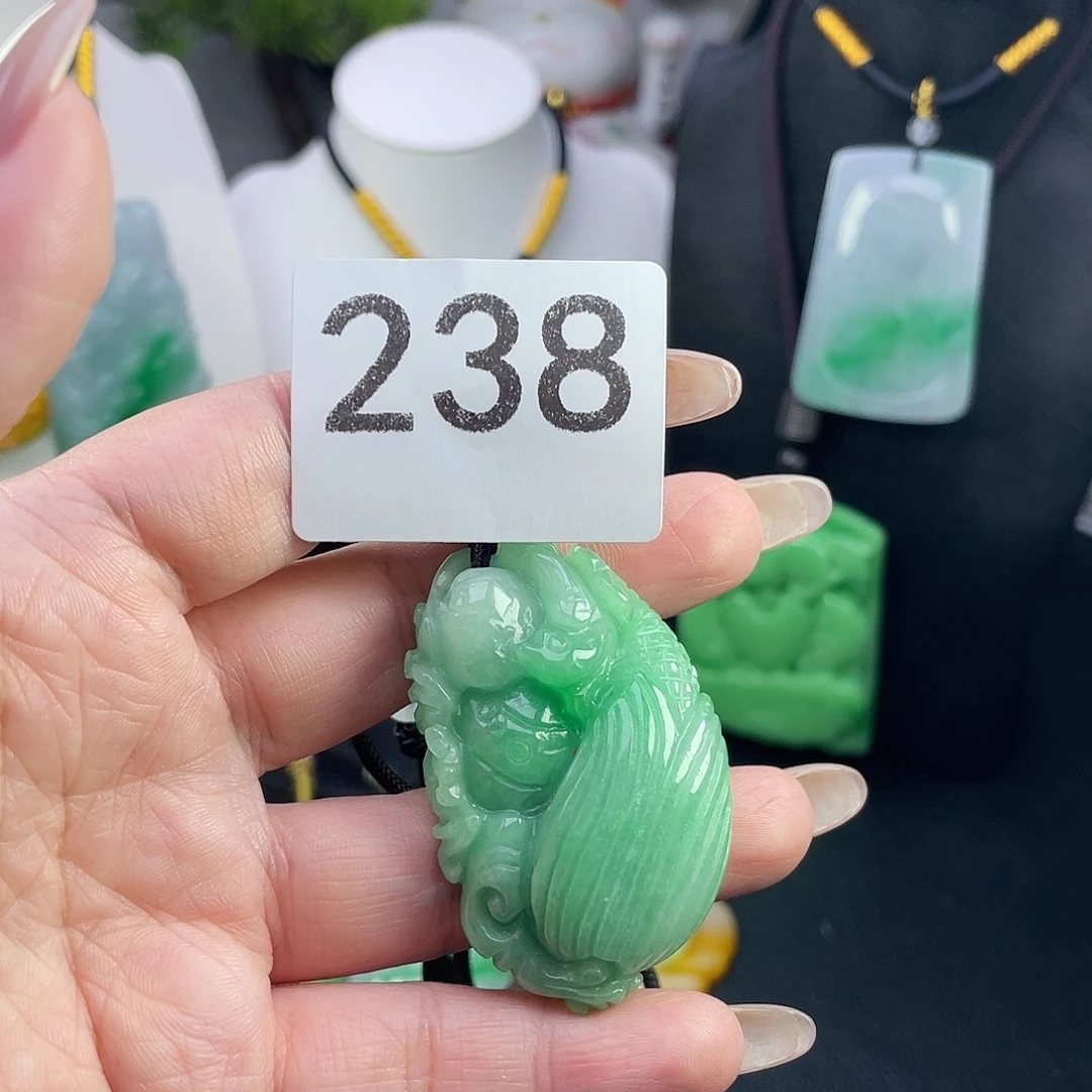 翡翠未镶嵌吊坠(赠链)