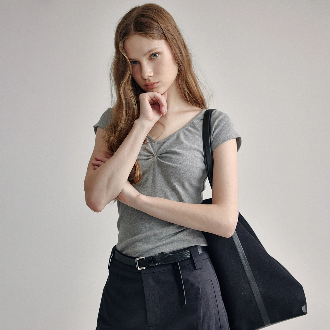 范洛 敲显瘦精致感“胸前捏褶 小V领”T恤FX24S094推广