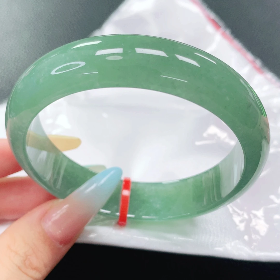 翡翠手镯未镶嵌59。