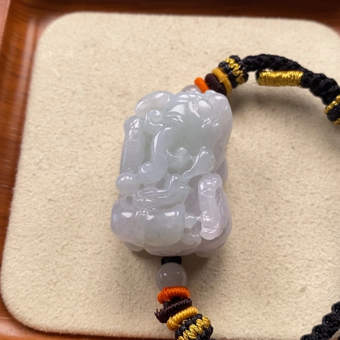 翡翠未镶嵌颈饰飞天貔貅