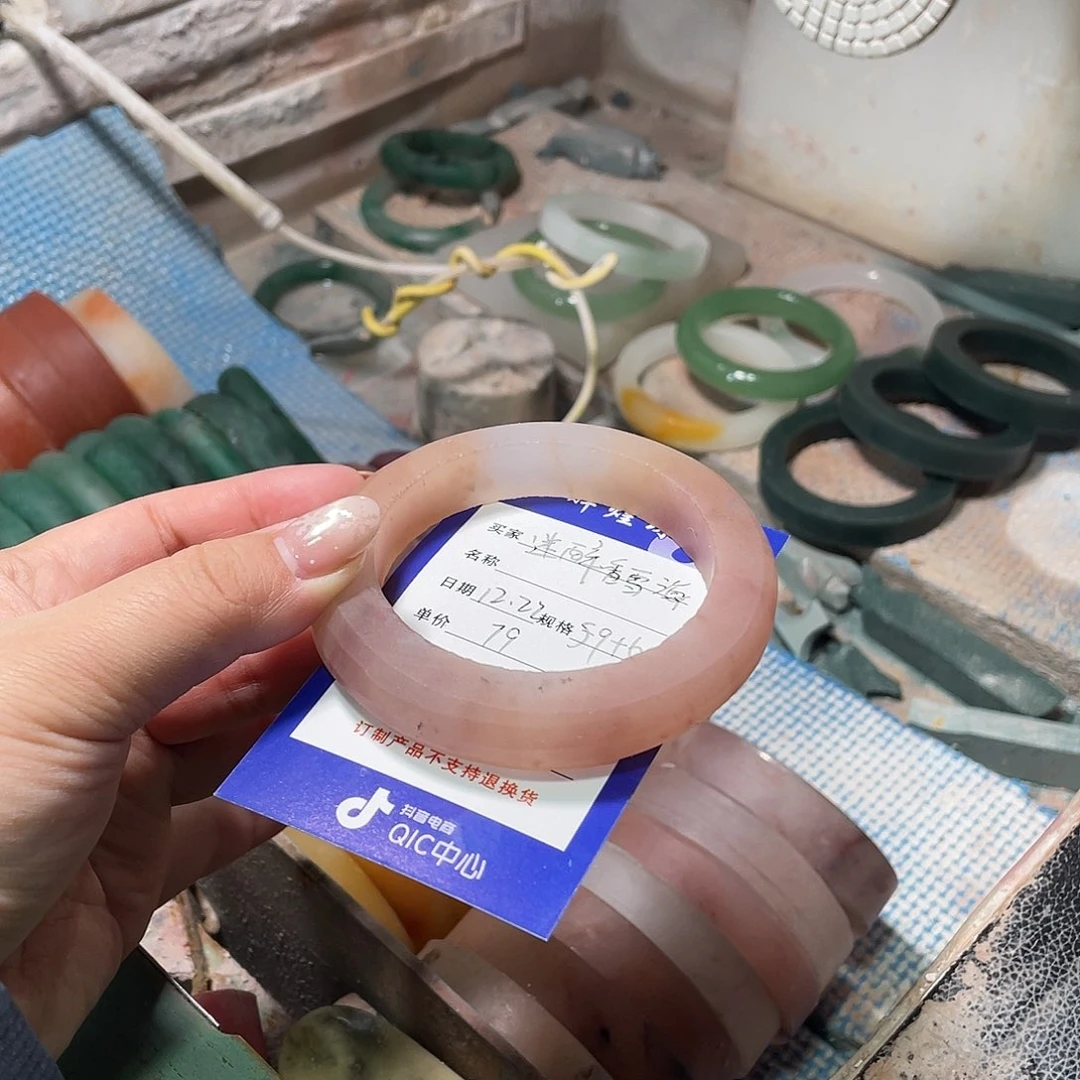 迷***海石英质玉未镶嵌手镯定制加工