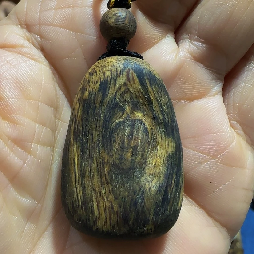 沉香碎屑沉香海南白奇乌身瘤疤带绳7.9克