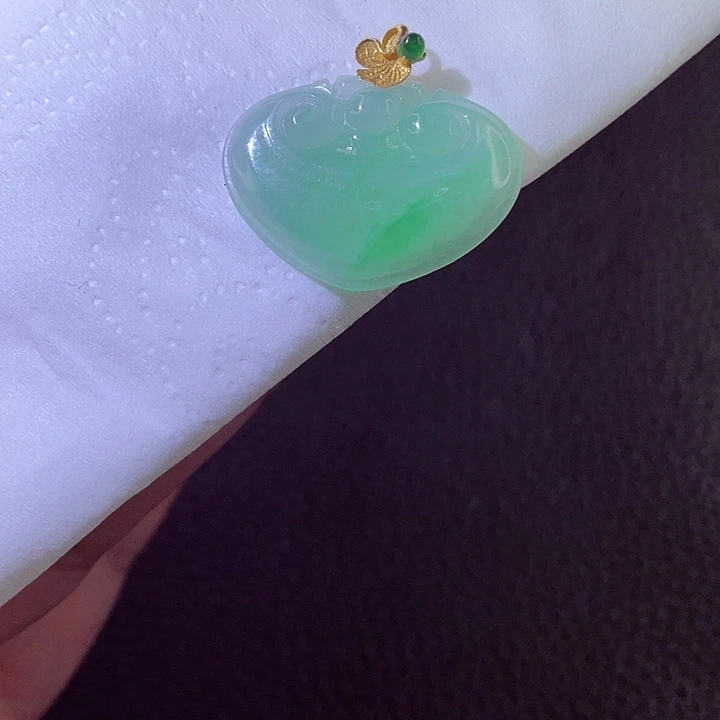 翡翠18K金镶嵌颈饰翡翠