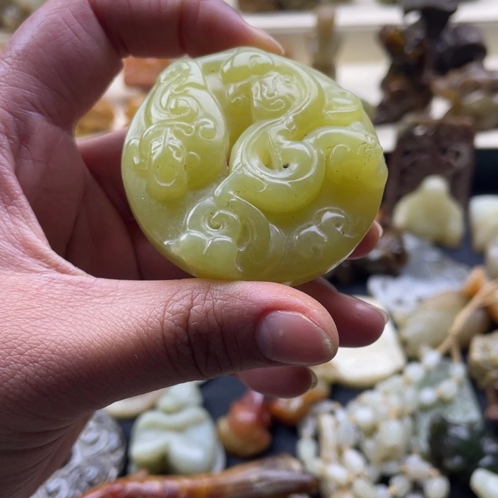 蛇纹石玉颈饰未镶嵌