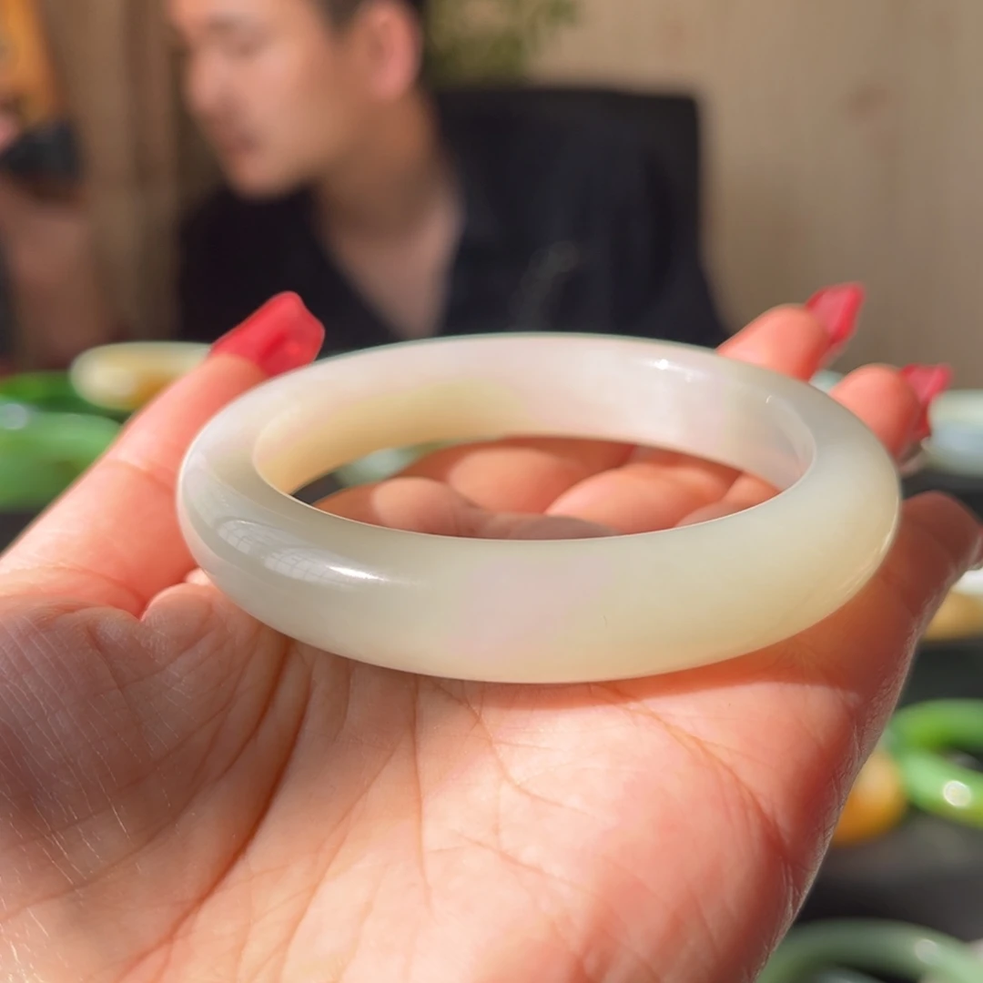 和田玉未镶嵌手镯